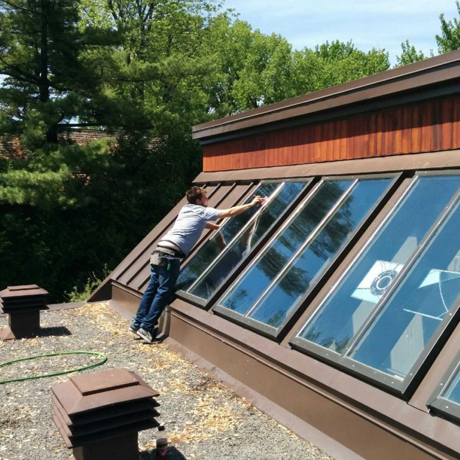 Installation de film solaire sur vitre extérieure